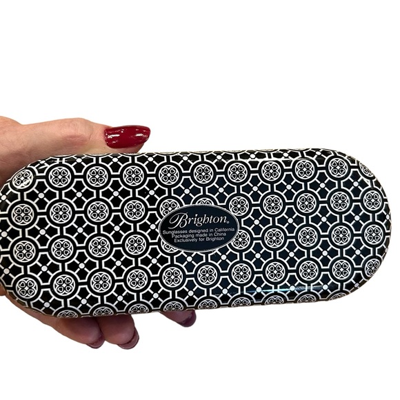 Brighton Eyeglass Tin - Picture 4 of 6